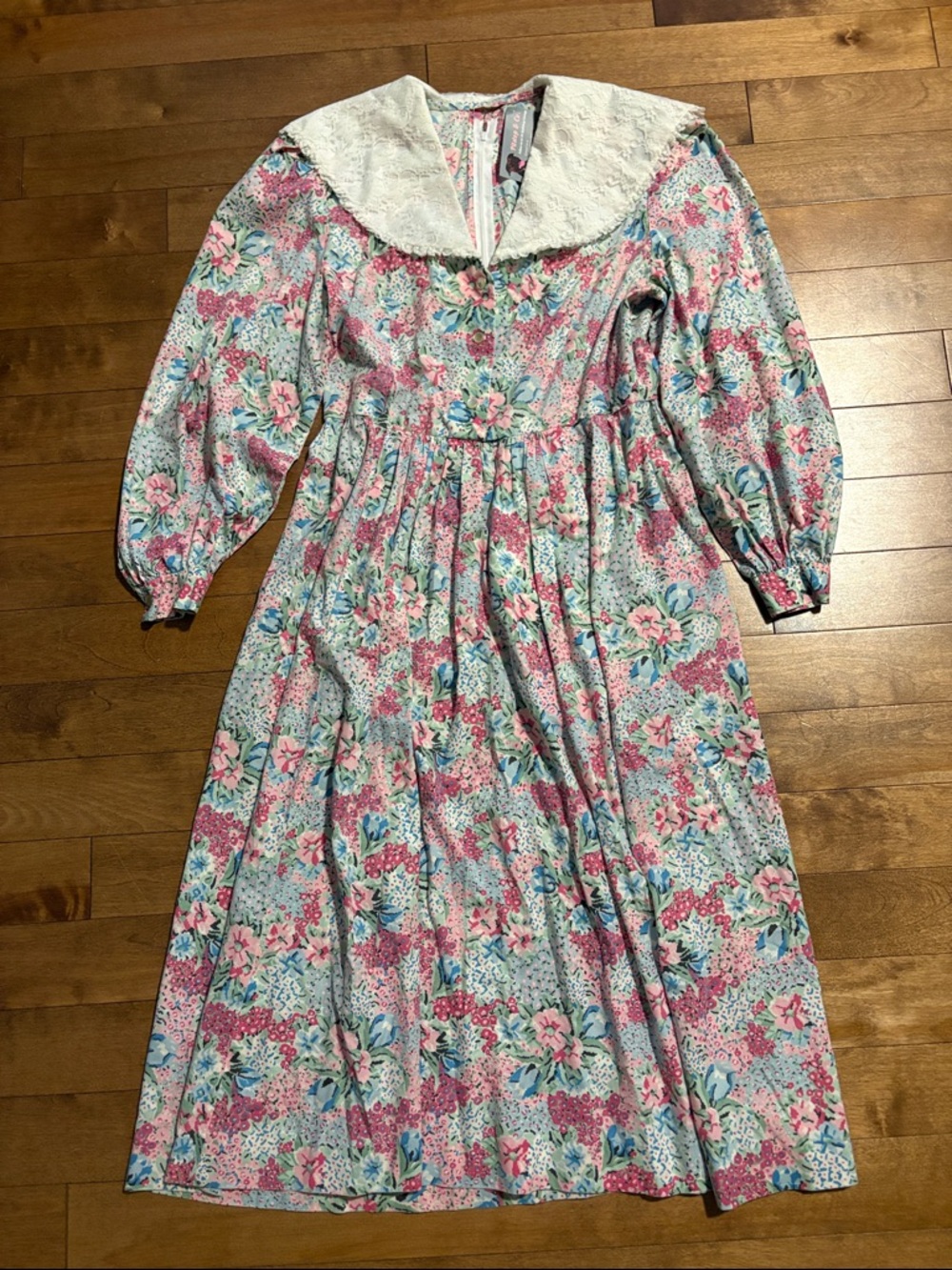 Vintage Floral Midi Dress with Lace Collar and Bubble Sleeves